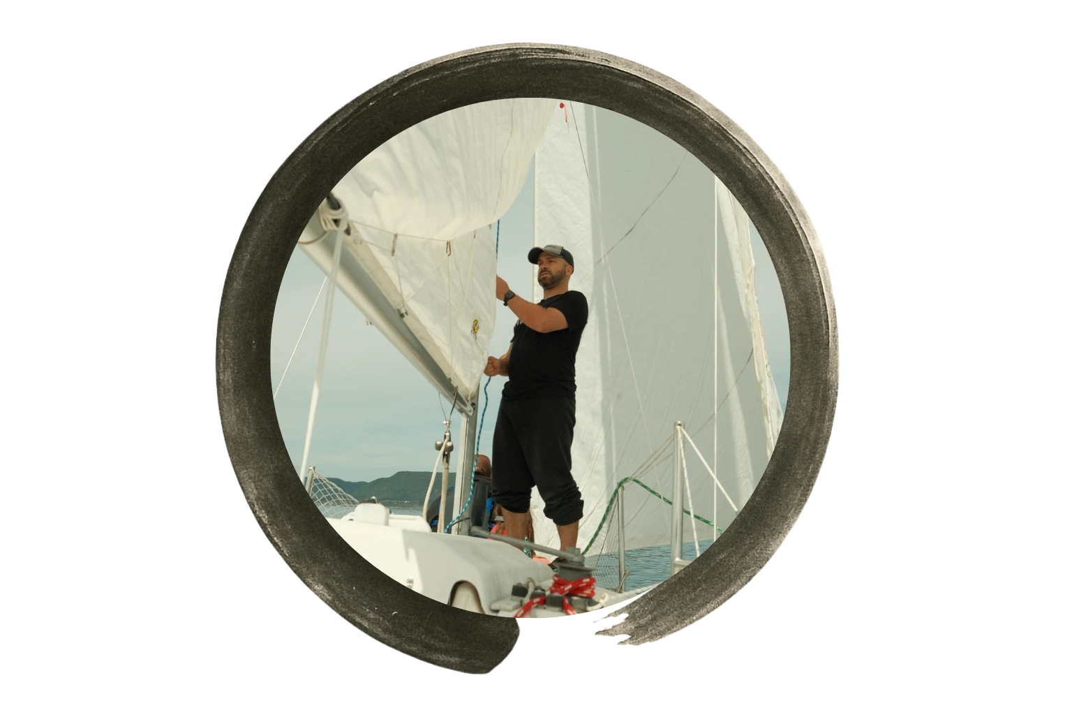 Sébastien qui arrange les voiles du voilier